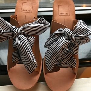 Doce vita amber bow mules